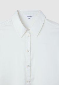 Camicia bianca con colletto classico, dotata di bottoni in tono dorato e una texture di tessuto liscia, etichettata come taglia 2XL da Terranova.
