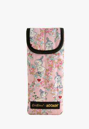 Roze stoffen brillenkoker met bloemenpatroon, tekenfilmfiguren illustraties, zwarte bies en Cath Kidston x Moomin logopatch.