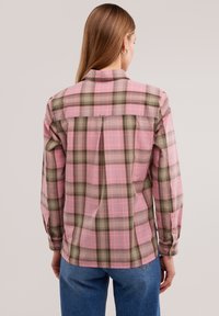 Camicia a maniche lunghe con motivo a quadri rosa e verde, dotata di una piega centrale sul retro e polsini con bottoni, realizzata in leggero cotone.