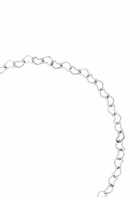 Silberne Halskette mit wellenförmigen Gliedern. Sie zeichnet sich durch eine glatte Oberfläche und abwechselnde runde und ovale Formen aus, die ein fließendes Design schaffen.