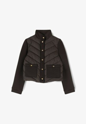 Giacca corta trapuntata nera con maniche lunghe, collo alla coreana, bottoni frontali dorati e due tasche anteriori con patta e chiusura a bottone.