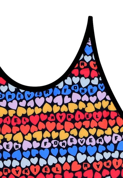 Top a canotta multicolore con un motivo a cuori ripetuto in rosso, blu, viola e giallo su uno sfondo nero, con testi in evidenza.