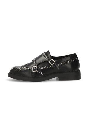 Zapato de cuero negro con dos correas de hebilla, detalles de tachuelas a lo largo de los laterales, punta redonda y una suela negra gruesa.