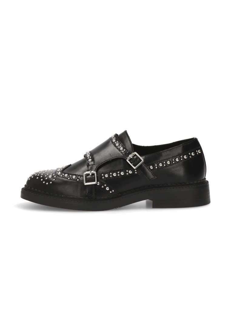 Zapato de cuero negro con dos correas de hebilla, detalles de tachuelas a lo largo de los laterales, punta redonda y una suela negra gruesa.
