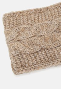 Beige gestrickter Schal aus strukturiertem Garn, mit einem Zopfmuster und verstreuten Pailletten für zusätzlichen Detail.
