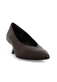 Scarpa pump in pelle marrone con punta appuntita e tacco basso quadrato. Texture liscia e design minimalista per un aspetto classico.