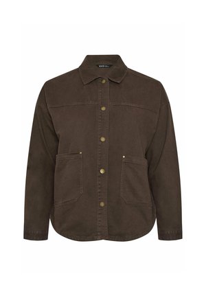 Bruine button-up jas met lange mouwen, twee voorzakken met koperen klinknagels en een kraag, weergegeven op een witte achtergrond.