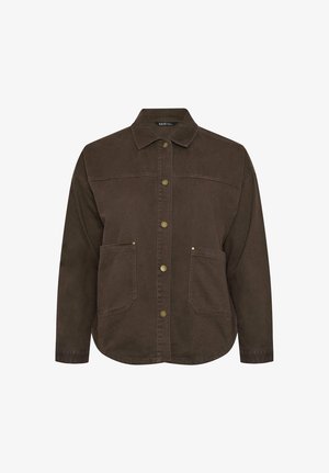Bruine button-up jas met lange mouwen, twee voorzakken met koperen klinknagels en een kraag, weergegeven op een witte achtergrond.