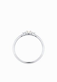 Ezüst gyűrű sima szalagdísszel és a tetején öt karmos foglalatú kővel, középen opált tartalmaz, fényes felület, kerek forma, minimalista design.