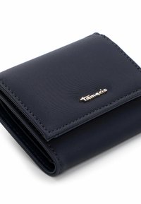 Donkerblauwe portemonnee van gestructureerd synthetisch materiaal. Voorzien van een klepafsluiting en een gouden logo-accent. Compacte rechthoekige vorm.