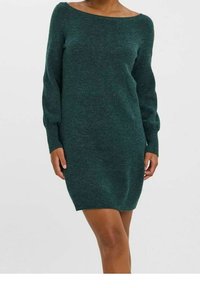 Stickad klänning i mörkgrön med vid halsringning, långa ärmar, ribbade muddar och en åtsittande silhuett som slutar ovanför knäna.