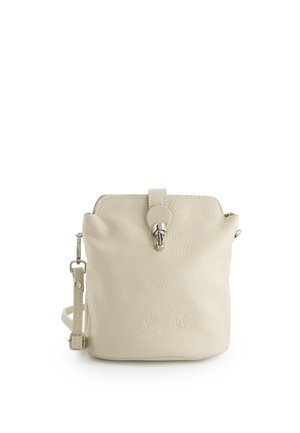 Mała beżowa skórzana torebka na ramię z fakturą imitującą ziarenka, srebrną klamrą i regulowanym paskiem, pokazana na białym tle.