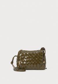 Geflochtene olivgrüne Ledertasche mit Reißverschluss, verstellbarem Riemen und glänzender Textur. Verfügt über ein Kreuzmuster und eine seitliche Knotendetail.