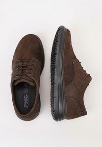 Chaussures en daim marron avec un design à lacets, des accents texturés et une semelle en caoutchouc noire avec détail antidérapant. Présente un logo sur la semelle intérieure.