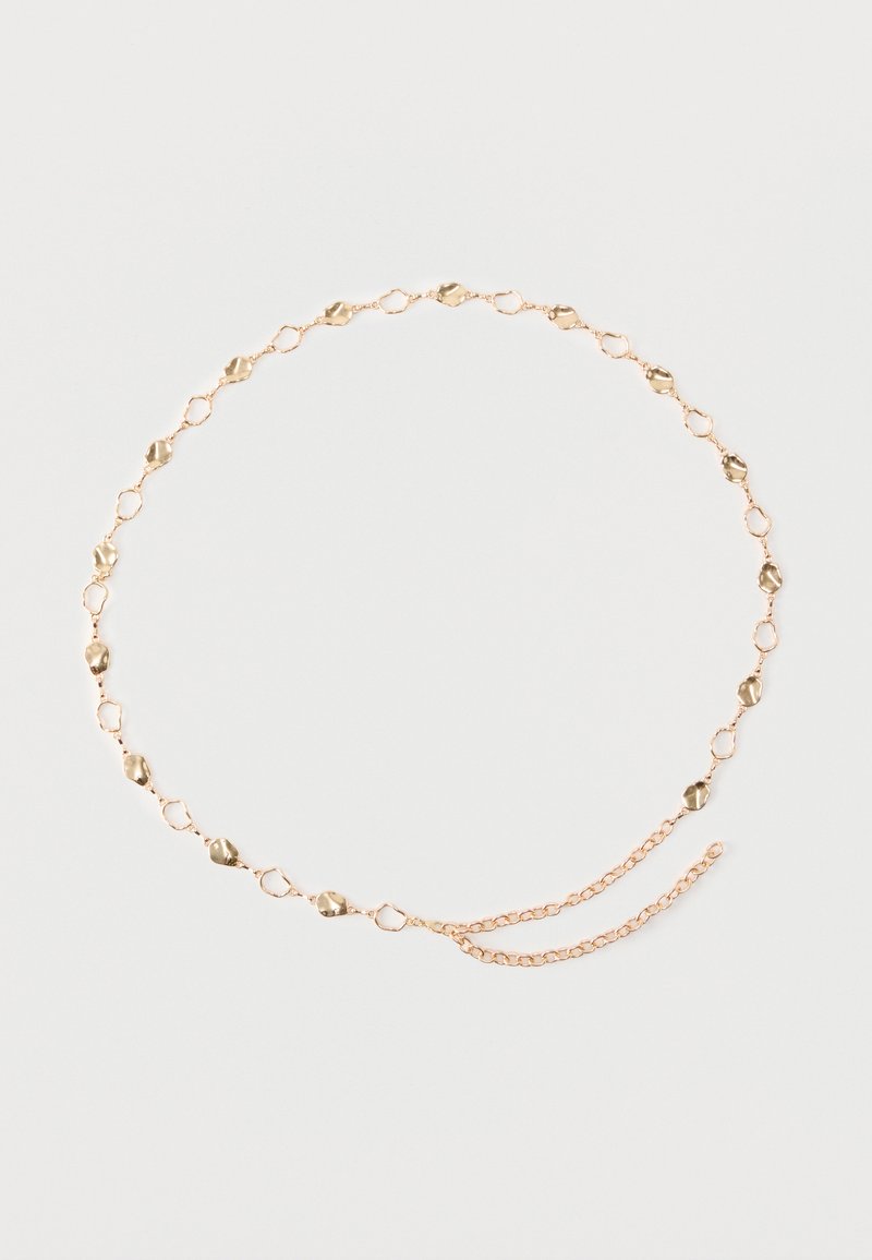 Λεπτή χρυσή ζώνη αλυσίδας με ακανόνιστα υφή συνδέσμων και διπλό κούμπωμα αλυσίδας σε λευκό φόντο.