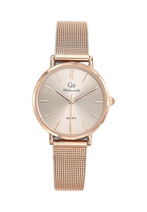 Montre à quartz avec un bracelet en maille dorée rose, cadran rond argenté avec des marqueurs d'heure minimalistes et la marque "Go Mademoiselle".