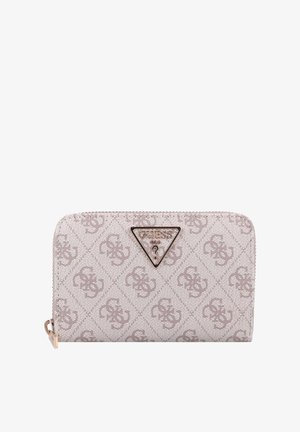 Cartera rosa claro hecha de material texturizado, con un patrón de diamantes y una placa de logo triangular prominente con detalles metálicos.