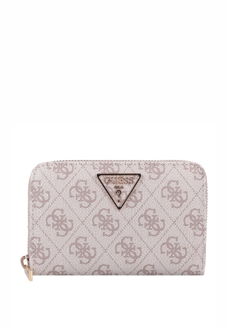 Lichtroze portemonnee gemaakt van gestructureerd materiaal, met een diamantpatroon en een opvallende driehoekige logoplaat met metalen accenten.