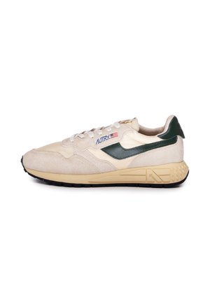 Sneaker beige in suede e pelle con accenti verdi, lacci bianchi e suola in gomma texturizzata. Presenta un dettaglio del logo sul lato.