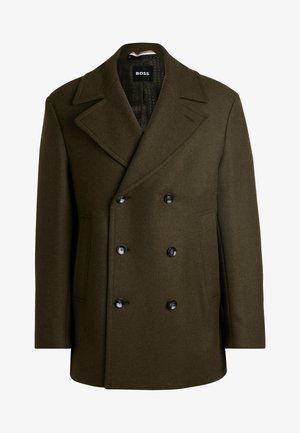 Tumši olīvu zaļš divrindu mētelis, izgatavots no vilnas, ar platām atlokām, divām sānu kabatām un sešām melnām pogām aizdarīšanai.