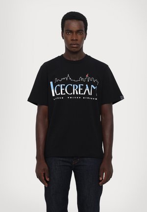 Zwarte katoenen t-shirt met een grafisch ontwerp van een skyline en het woord "ICECREAM" in blauwe en witte tekst. Korte mouwen, relaxte pasvorm.
