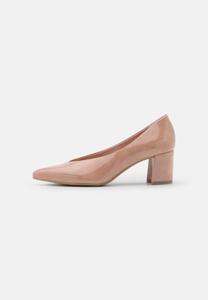 Zapato de salón de charol nude con punta puntiaguda, tacón de bloque moderado, textura suave y un diseño elegante y minimalista.