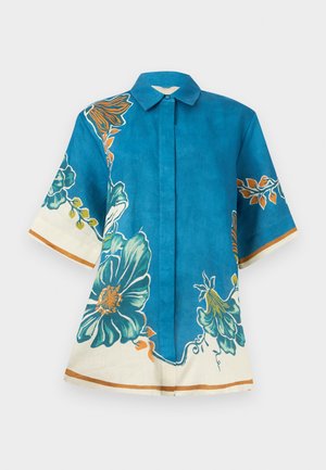 Blauwe blouse met korte mouwen, grote turkooise en oranje bloemenprints en crèmekleurige bies aan mouwen en zoom, knoopsluiting aan de voorkant en puntkraag.