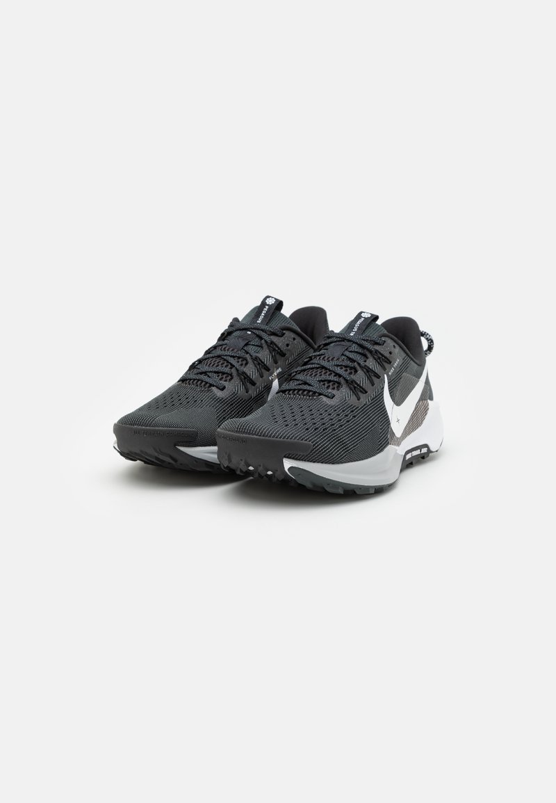 Nike Performance PEGASUS TRAIL 5 - Běžecké boty do terénu - black/white/anthracite/wolf grey