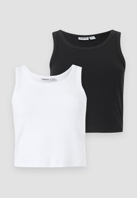 Δύο ριμπ, αμάνικα crop tops, ένα μαύρο και ένα λευκό, τοποθετημένα σε επίπεδη θέση πάνω σε ουδέτερο φόντο με ορατές ετικέτες μάρκας μέσα στους γιακάδες.