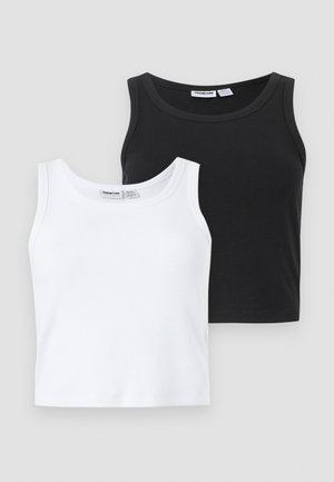 Δύο ριμπ, αμάνικα crop tops, ένα μαύρο και ένα λευκό, τοποθετημένα σε επίπεδη θέση πάνω σε ουδέτερο φόντο με ορατές ετικέτες μάρκας μέσα στους γιακάδες.
