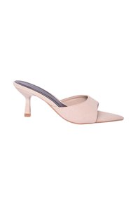 Mule beige con punta affusolata, realizzato in stoffa texturizzata, con tacco a blocco basso e ampia fascia incrociata sulla parte superiore del piede.