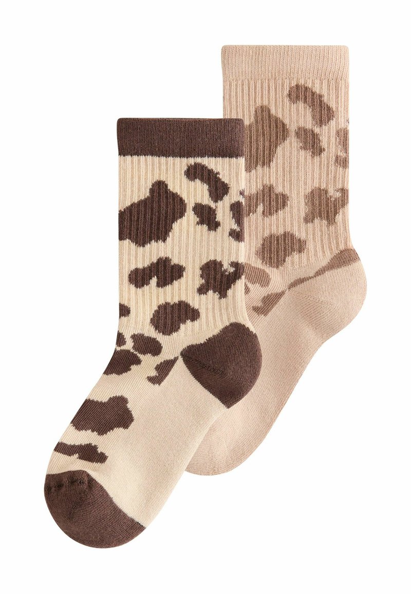 Due paia di calzini alla caviglia con texture a coste, uno beige con macchie marrone scuro, l'altro beige chiaro con macchie marrone più chiare, entrambi con tacco e punta di un colore uniforme.