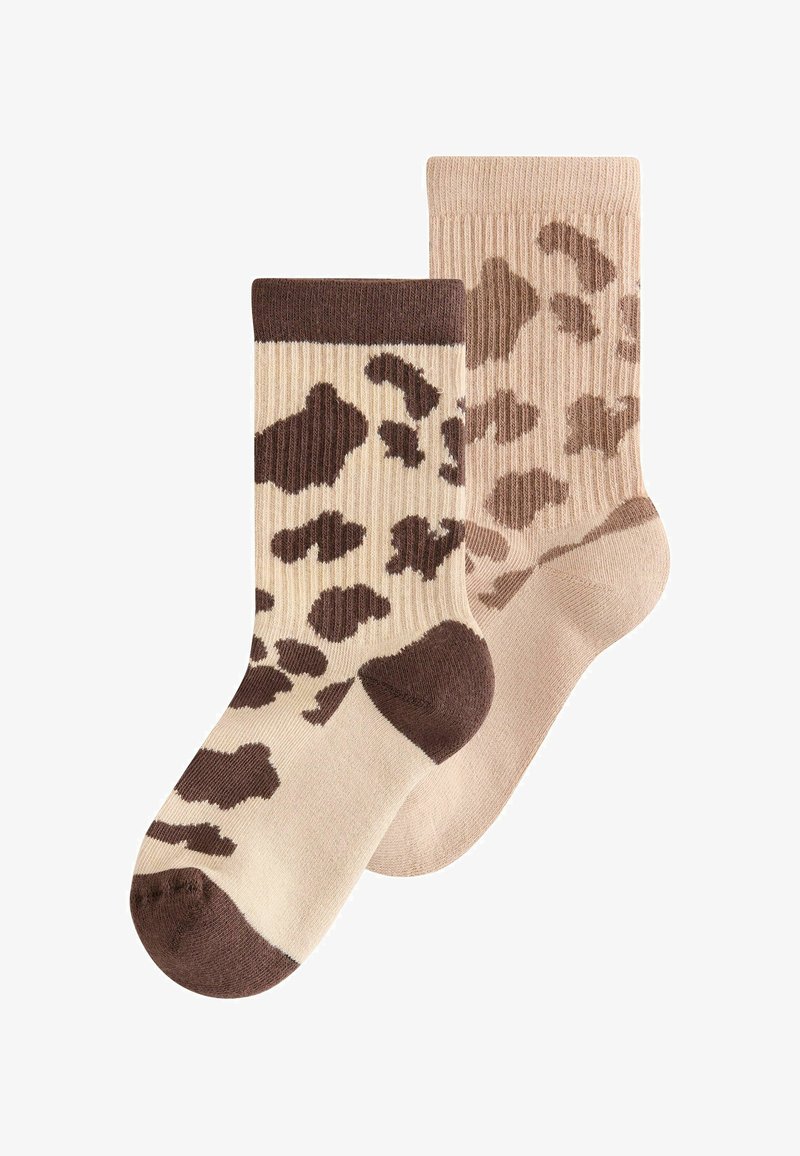 Deux chaussettes de cheville avec une texture côtelée, l'une beige avec des taches marron foncé, l'autre beige clair avec des taches marron plus claires, toutes deux avec des talons et des pointes de couleur unie.