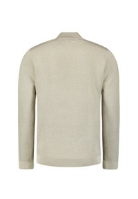 Beige gebreide trui met lange mouwen, ribgebreide kraag, manchetten en zoom, van achteren getoond op een witte achtergrond.