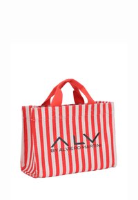 Borsa a tracolla in tessuto a righe rosse e bianche con due manici rossi e testo del logo nero. Forma rettangolare con costruzione robusta.