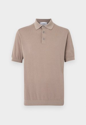 Polo beige en maille avec patte de boutonnage à trois boutons, manches courtes, poignets et ourlet côtelés, tissu texturé, design minimaliste.