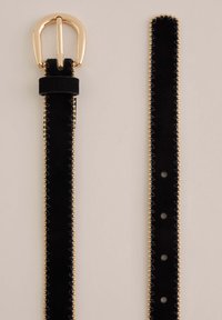 Črni žametni pas z zlatimi okrašenimi robovi z okroglimi zakovicami in zlato zaponko, z več luknjami za prilagajanje.