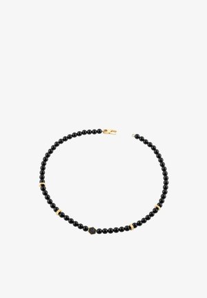 Zwarte kralenketting met kleine gouden tussenstukjes en een gouden sluiting, met een centrale zwarte zeshoekige kraal met een gestructureerd oppervlak.