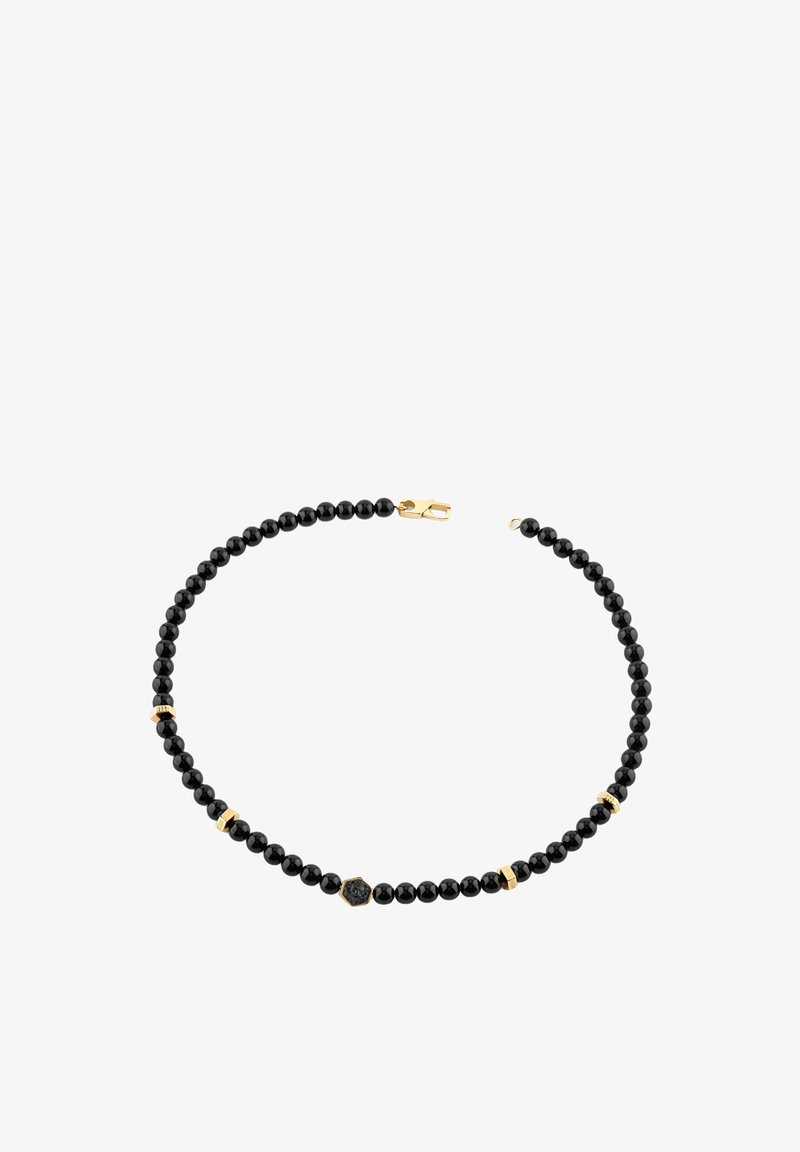 Collier de perles noires avec petits séparateurs dorés et une fermoir en or, présentant une perle centrale noire hexagonale à surface texturée.