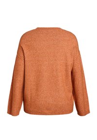 Pulover retro rjave barve z okroglim izrezom, spuščenimi rameni in mehko teksturo tkanine. Brez vidnih zaprtij ali vzorcev.