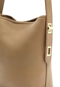 Borsa a spalla in pelle tan con una texture liscia, dotata di una tracolla con dettagli in hardware dorato e un design minimalista.