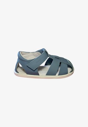 Sandalia infantil de piel azul con correa ajustable de velcro y suela blanca acolchada, diseño abierto en la puntera y el talón.