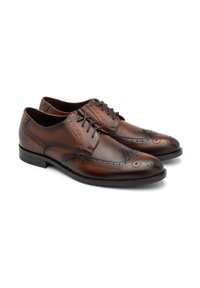 Braune Lederschuhe mit abgerundeter Spitze, Brogue-Verzierungen, Schnürdesign und einer glatten Oberfläche mit einer kontrastierenden dunklen Sohle.