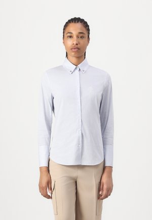 Camicia button-up a righe azzurre e bianche, maniche lunghe, colletto a punta, con un piccolo logo ricamato e una leggera lucentezza.