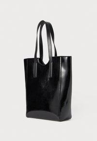 Saco tote preto brilhante com textura suave, formato retangular, duas alças longas e detalhe superior recortado. Design minimalista, sem hardware visível.