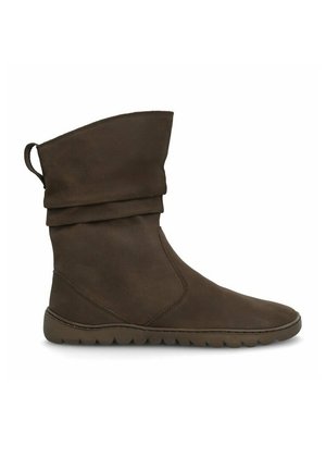 Stivale marrone in morbido camoscio a metà polpaccio con punta arrotondata, design superiore rilassato, linguetta posteriore e suola in gomma rigata.