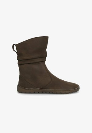 Botte mi-mollet en suède souple marron avec un bout rond, un dessus froissé, un onglet à l’arrière et une semelle en caoutchouc côtelée.