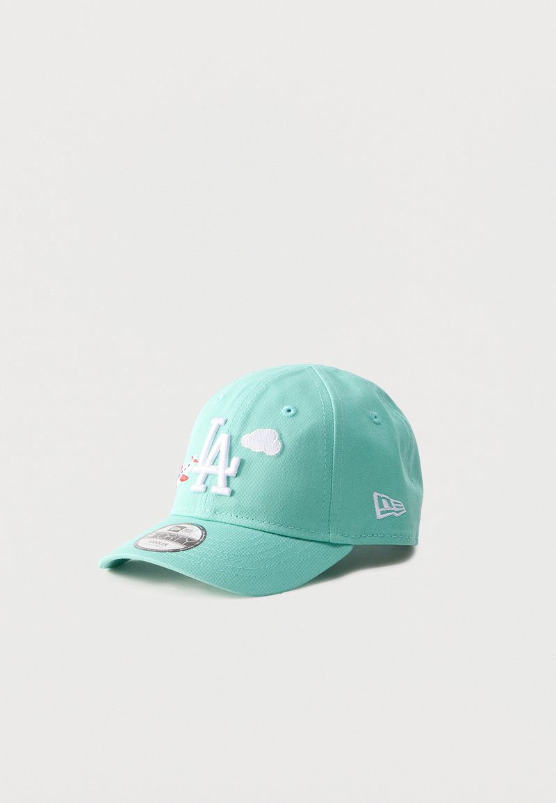 Καπέλο μπέιζμπολ σε μέντα πράσινο με λευκό λογότυπο "LA", μικρή κεντημένη σύνθεση σύννεφου και αεροπλάνου, και λογότυπο New Era στο πλάι.