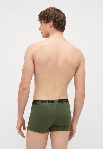 Muške zeleni pamučni bokserice s crnim Moschino logotipom na pojasu, s glatkom teksturom i prilagođenim dizajnom. Vidljivi detalji šavova.