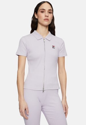 Lila geribbelde poloshirt met korte mouwen en een ritssluiting aan de voorkant. Heeft een klein zwart en rood logo op de linkerborst.